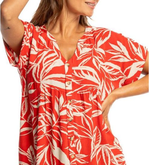 Robe rouge boutonnée