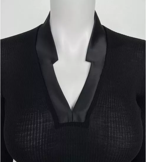 Pull noir laine & soie col en V satiné