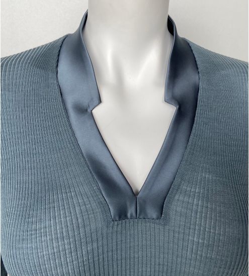 Pull bleu laine & soie col en V satiné Sucre