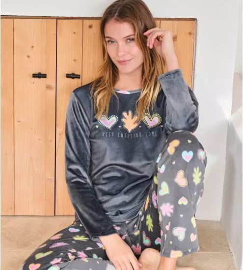 Pyjama femme en velous gris foncé imprimé coeurs colorés