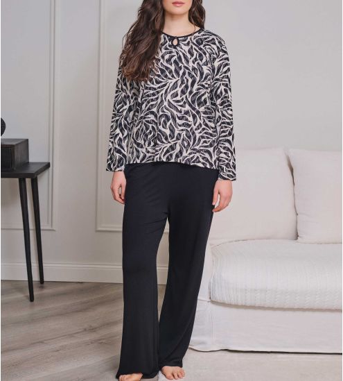 Stilvolle Pyjamas-Frau in...