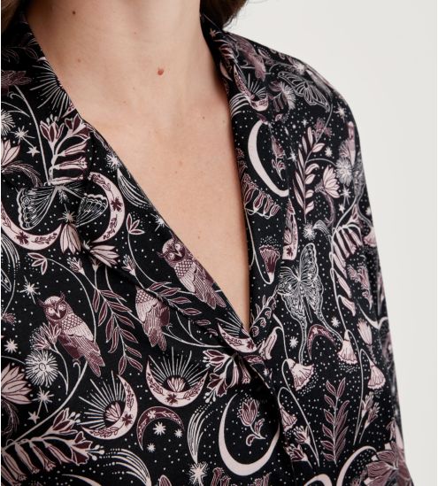 Spitze des Pyjama-Hemds...
