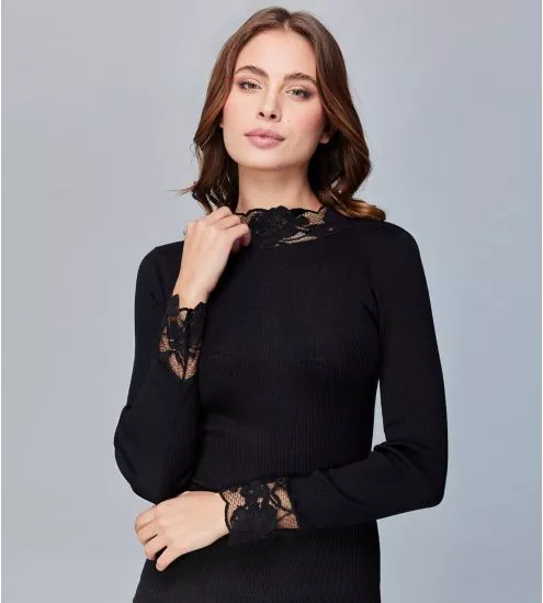 Pull fin noir col montant en laine et soie avec dentelle