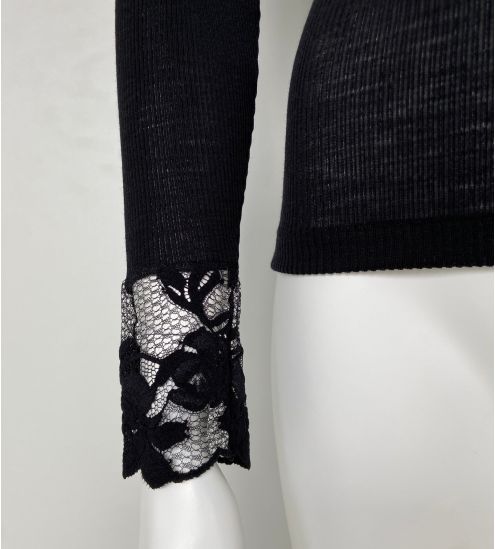 Pull fin noir col montant en laine et soie avec dentelle
