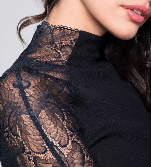 Top noir en laine et soie manches et col dentelle