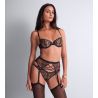 Schwarze sexy Frau Höschen und kupferartiger kosmischer Romantik Sohn schwarzer Stern