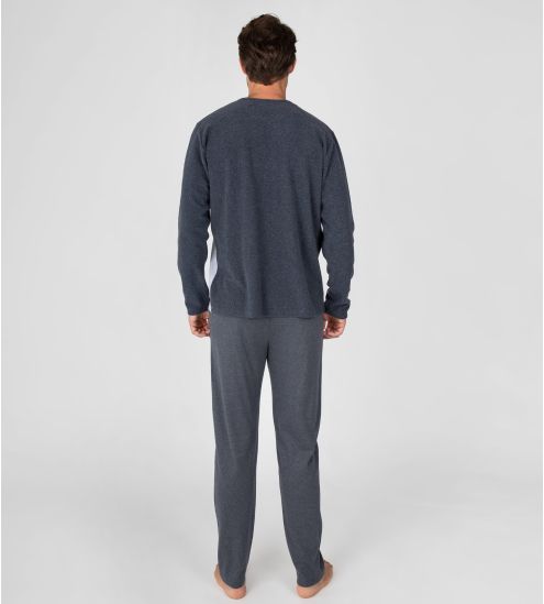 Hot Pyjamas im grauen Mann...