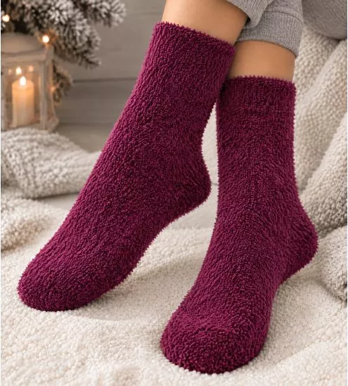 Süße weiche Socken violetten glatte kuschelige Maulbeere