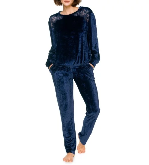 Samt-Pyjamas und dunkle...