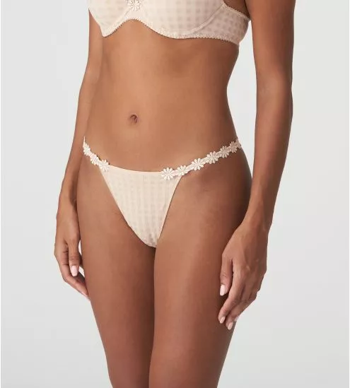 String sexy Avero Café