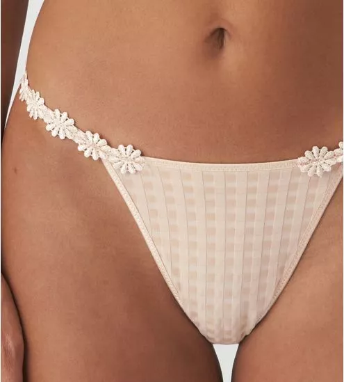 String sexy Avero Café