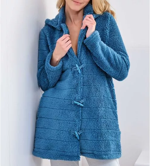 Knopfer-Jacke-Frau mit...