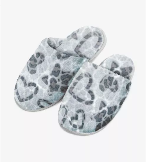 Chaussons femme imprimé coeur léopard Gris