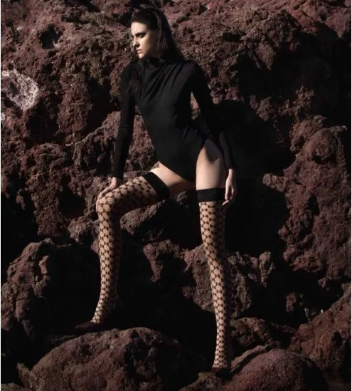 Low freestanding black dot bow