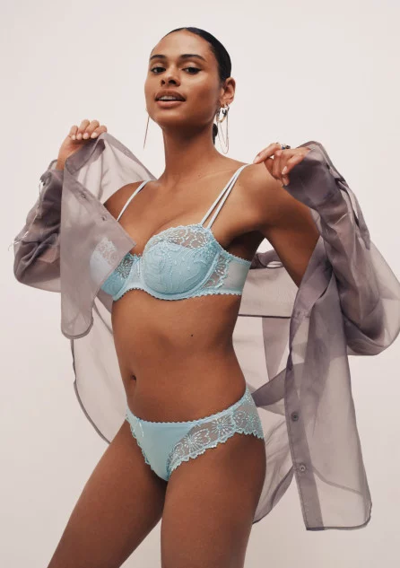 Nouvelle lingerie bleue ciel de la marque Marie Jo