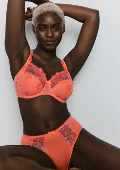 Lingerie rose pêche de Primadonna, parfaite pour la nouvelle saison